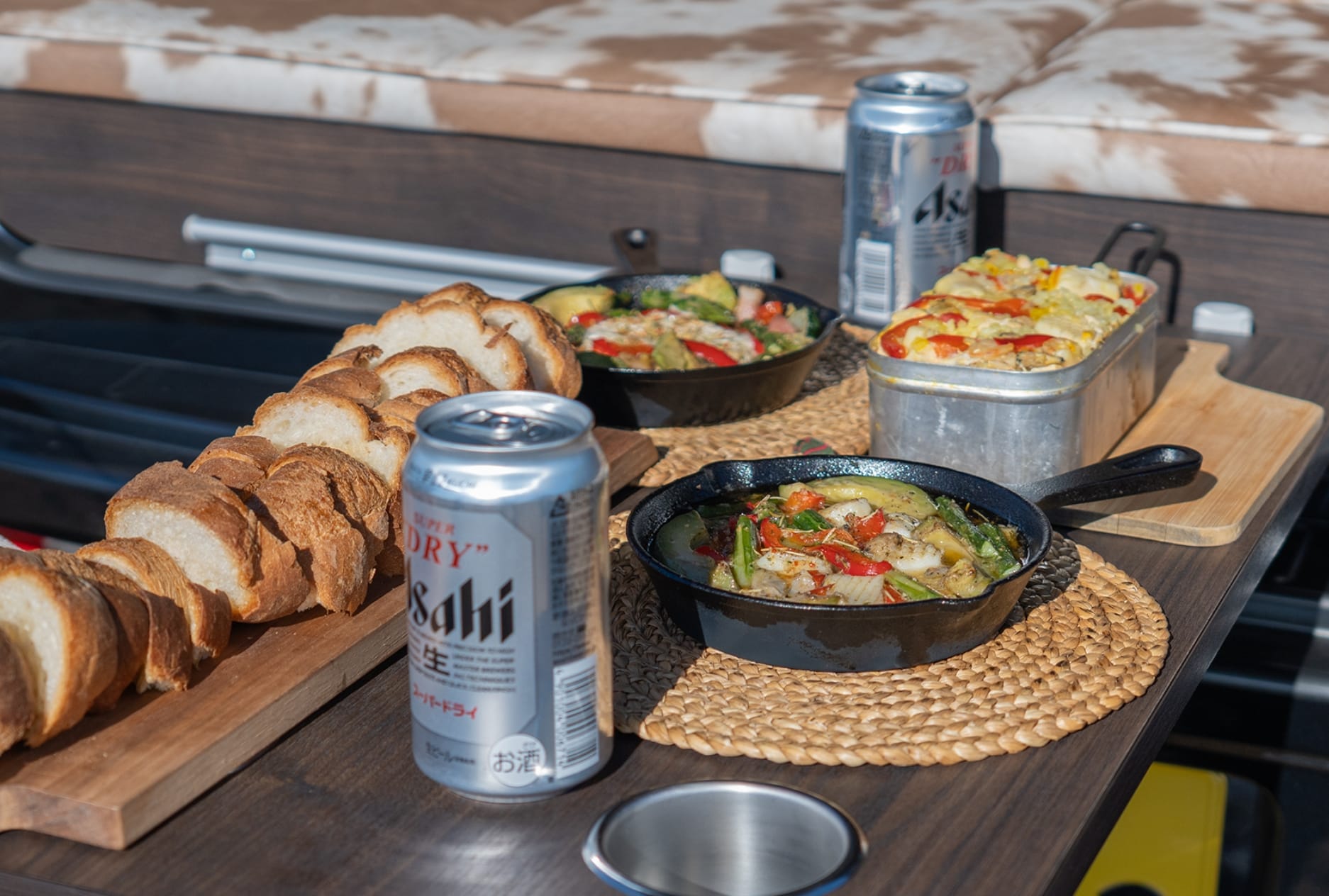 テーブルの上に食事が並べられた写真