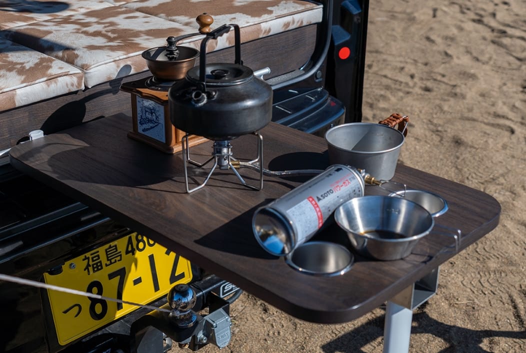 車内外で使えるテーブルの写真